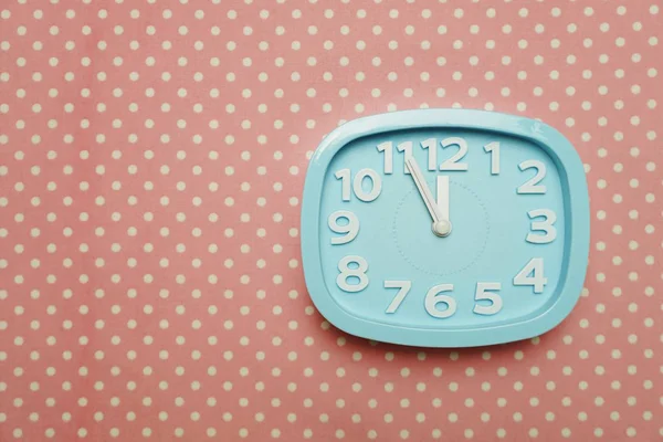 Relógio Azul Isolado Com Cópia Espaço Fundo Rosa Polka Dot — Fotografia de Stock