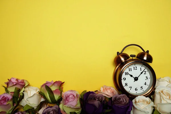 Wecker Mit Rosenblumenstrauß Auf Gelbem Hintergrund — Stockfoto