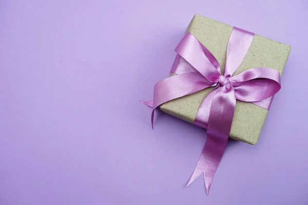 蓝色背景上带粉红色蝴蝶结丝带的礼品盒 — 图库照片