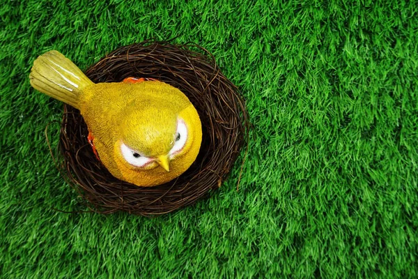 Kleurrijke Vogel Standbeeld Met Nest Kunstmatig Groen Gras — Stockfoto