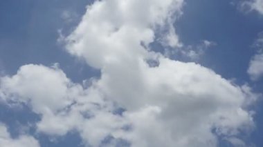 Beyaz bulutlarla zaman atlamalı mavi gökyüzü arka planı