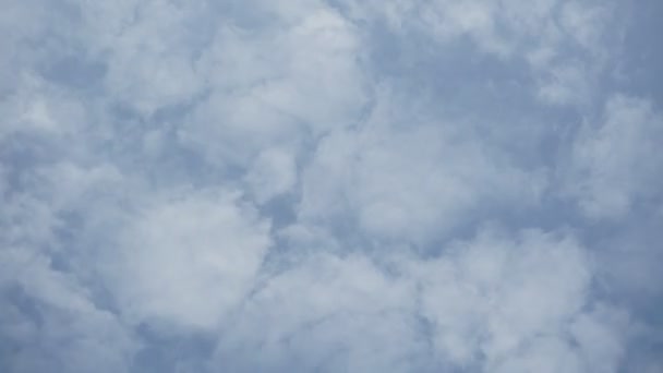Beyaz Bulutlarla Zaman Atlamalı Mavi Gökyüzü Arka Planı — Stok video