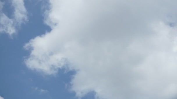 Χρόνος Που Λήγει Μπλε Ουρανό Φόντο Λευκά Σύννεφα — Αρχείο Βίντεο