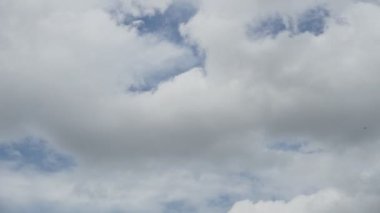 Beyaz bulutlarla zaman atlamalı mavi gökyüzü arka planı