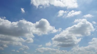 Beyaz bulutlarla zaman atlamalı mavi gökyüzü arka planı