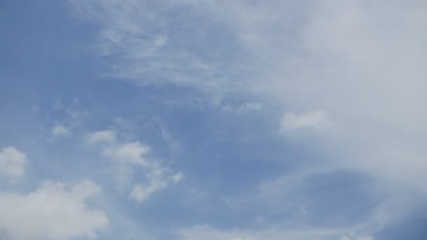 Beyaz Bulutlarla Zaman Atlamalı Mavi Gökyüzü Arka Planı — Stok video