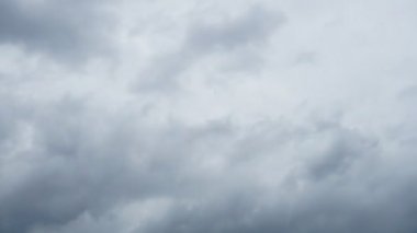 Beyaz bulutlarla zaman atlamalı mavi gökyüzü arka planı