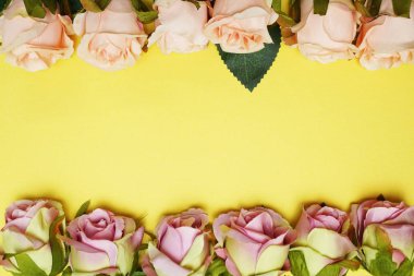 Sarı arka plan üzerinde alan kopyası ile Güller çiçek buketi kenar çerçevesi