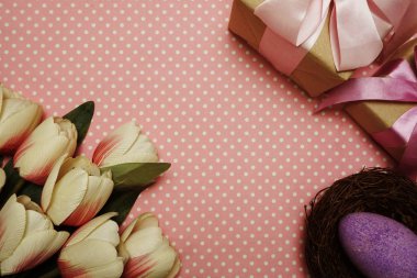 Pembe polka nokta arka plan üzerinde alan kopyası ile gül buketi ile Hediye kutusu