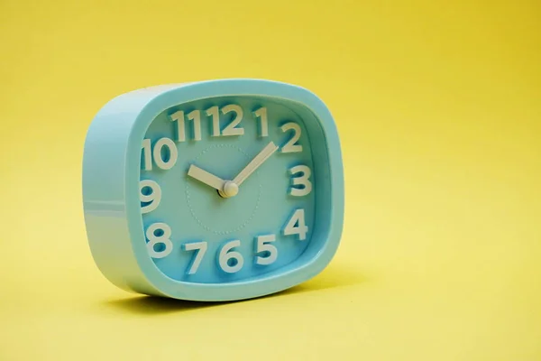 Reloj Despertador Azul Claro Con Copia Espacio Sobre Fondo Amarillo — Foto de Stock