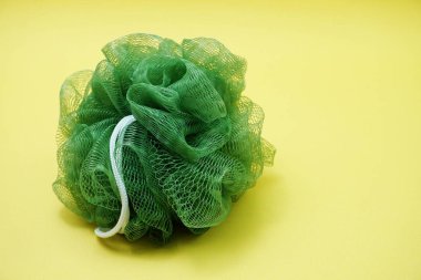 Sarı arka planda ip ile yeşil banyo yumuşak