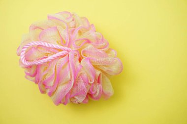 Sarı arka plan üzerinde izole halat ile pembe banyo yumuşak