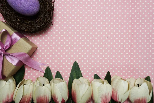 Osterei Mit Vogelnest Draufsicht Mit Weltraumkopie Auf Rosa Tupfen Hintergrund — Stockfoto