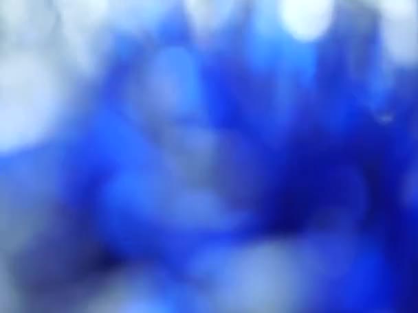 Azul Luz borrosa abstracta luces bokeh fondo de rotación — Vídeo de stock