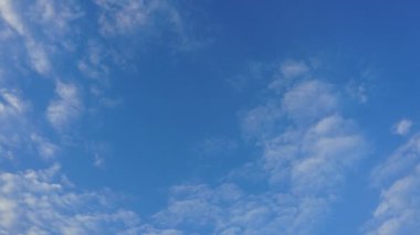 Zaman atlamalı Güzel Rolling Clouds mover gökyüzü arka plan