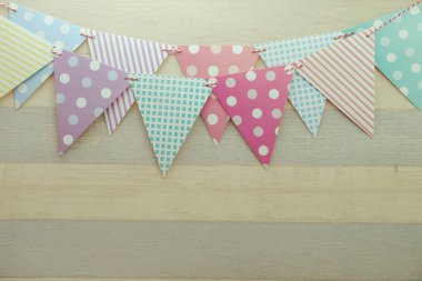 Ahşap arka plan üzerinde alan kopyası ile asılı Renkli Kiraz kuşu