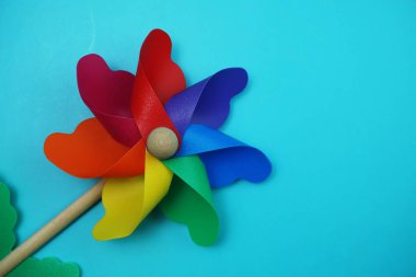 Mavi arka plan da izole edilmiş alan kopyasına sahip renkli fırıldak