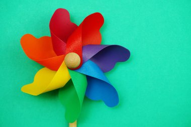 Yeşil arka plan üzerinde izole edilmiş alan kopyasına sahip renkli fırıldak