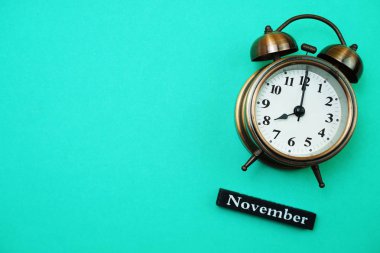 Yeşil nane arka plan üzerinde alan kopyası ile çalar saat ve Kasım takvimi