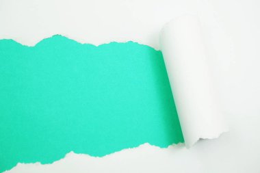 Yeşil arka plan üzerinde alan kopyası ile yırtılmış kağıt