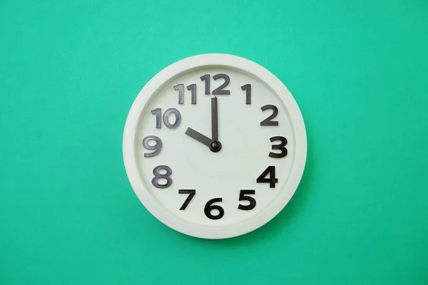 Yeşil Arka Plan Üzerinde Saat Gösteren Beyaz Yuvarlak Saat — Stok fotoğraf