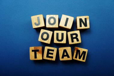 Üstteki görünüm Mavi arka plandaki takım alfabesi harflerimize katılın