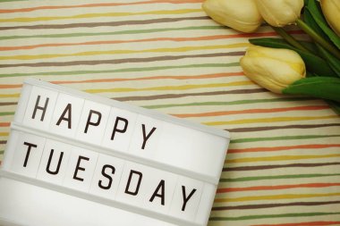 Renkli arka plan üzerinde yer alan kopya düz ile Lightbox Happy Salı metin