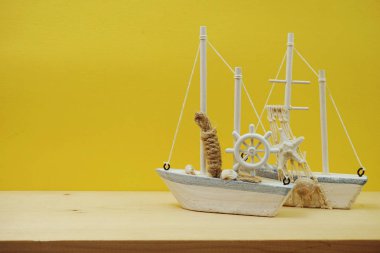 Sarı arka plan üzerinde Yelkenli Modeli ile Deniz arka plan