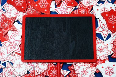 Noel Tatili arka plan ve ahşap siyah tahta düz alan kopya mavi arka plan üzerinde yatıyordu