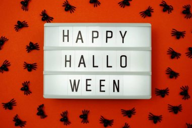 Turuncu arka planda Işık kutusunda Mutlu Cadılar Bayramı Metni