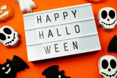 Turuncu arka planda Işık kutusunda Mutlu Cadılar Bayramı Metni