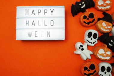 Turuncu arka planda Işık kutusunda Mutlu Cadılar Bayramı Metni