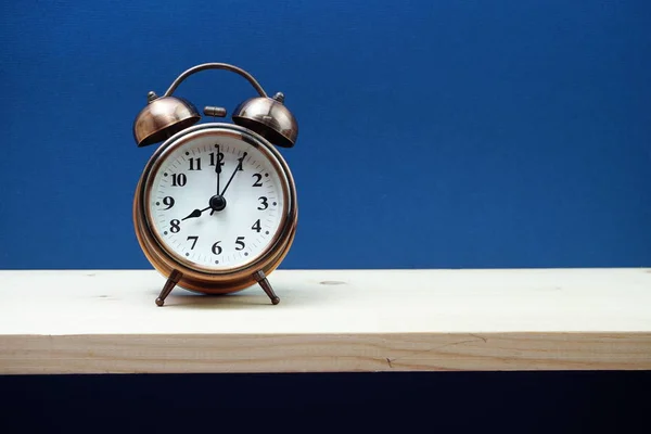 Reloj Despertador Vintage Con Copia Espacio Sobre Fondo Azul — Foto de Stock