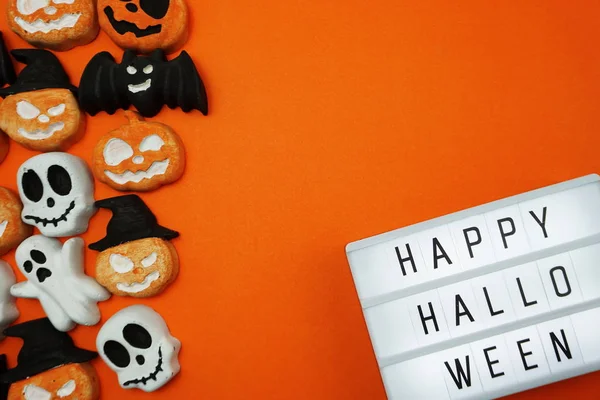 Happy Halloween Tekst Lichtbak Oranje Achtergrond — Stockfoto