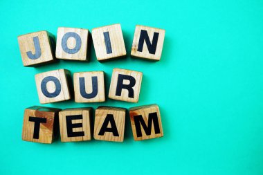 Üstteki görünüm Yeşil arka plandaki takım alfabesi harflerimize katılın