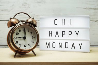 Ahşap arka plan üzerinde Happy Monday ışık kutusu alfabesi ifadeler