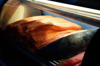 Süpermarket rafında Taze Çiğ Somon Parçaları