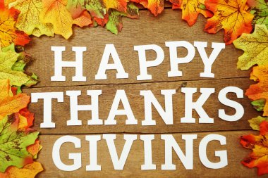 Mutlu Şükran alfabesi harfleri ve akçaağaç ahşap arka plan üzerinde bırakın