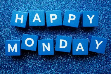 Mavi parıltılı arka plan üzerinde Happy Monday alfabe harfi