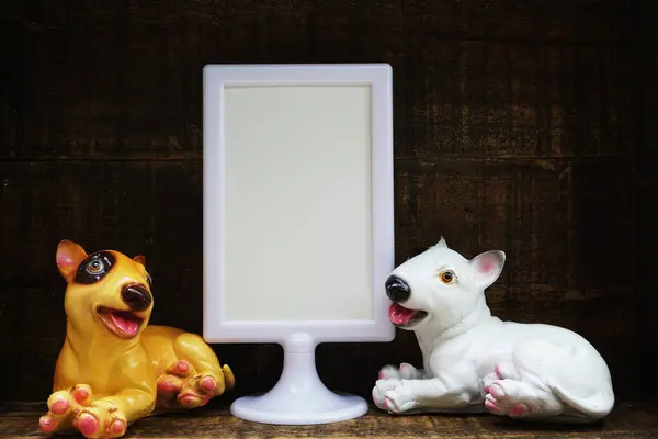 Soporte Marco Exhibición Blanco Con Decoración Muñecas Dog Stucco Sobre —  Fotos de Stock