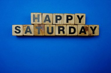 Mavi arkaplanlı mutlu Cumartesi alfabesi harfleri