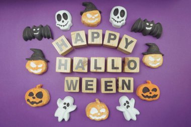 Mutlu Cadılar Bayramı alfabesi harfleri mor arkaplandaki üst görünüm