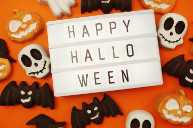 Işık kutusu düzlüğünde Mutlu Cadılar Bayramı sözleri