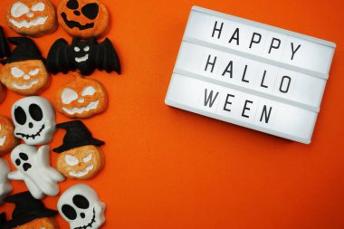 Işık kutusu düzlüğünde Mutlu Cadılar Bayramı sözleri