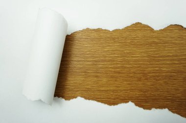 Ahşap arka plan üzerinde boşluk kopyası ile yırtılmış kağıt