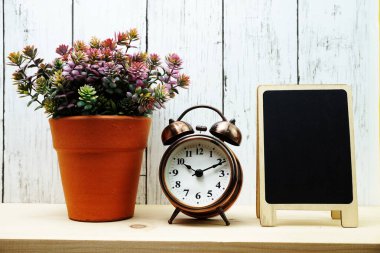 Bankanın boş ahşap sehpası ve çalar saat süslemesi.