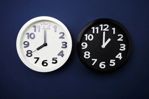Vista Superior Los Relojes Alarma Con Diferente Tiempo — Foto de Stock