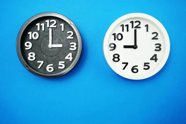 Alarm Saatlerinin Farklı Zaman Dilimli Üst Görünümü Düz Konum — Stok fotoğraf