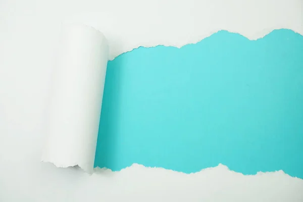 Papier Mit Leerzeichen Auf Blauem Hintergrund Zerrissen — Stockfoto