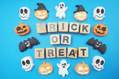 Mavi arkaplanda Cadılar Bayramı alfabesi harfiniz kutlu olsun.